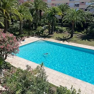 Petit Deux Pieces Avec Piscine Appartement